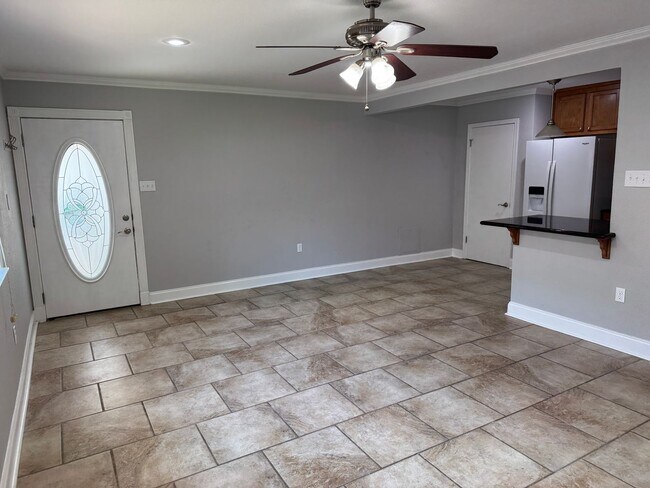 Building Photo - Great 2 Bedroom Lease near LSU