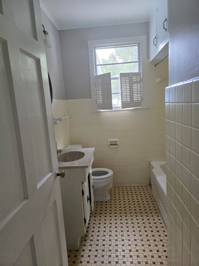 Building Photo - 3 bedroom 2 bathroom