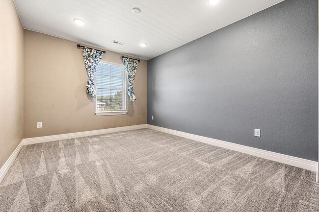 Building Photo - Modern Townhome in Commerce City!