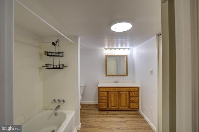 Building Photo - 107 E 6th St