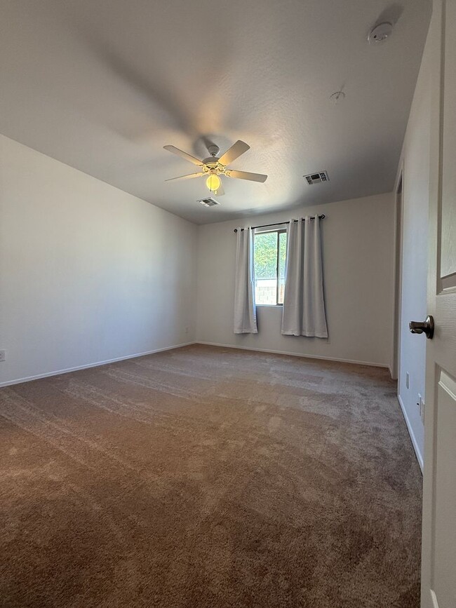 Building Photo - Laveen, Gated Community, 3 bed, 2 bath Gre...