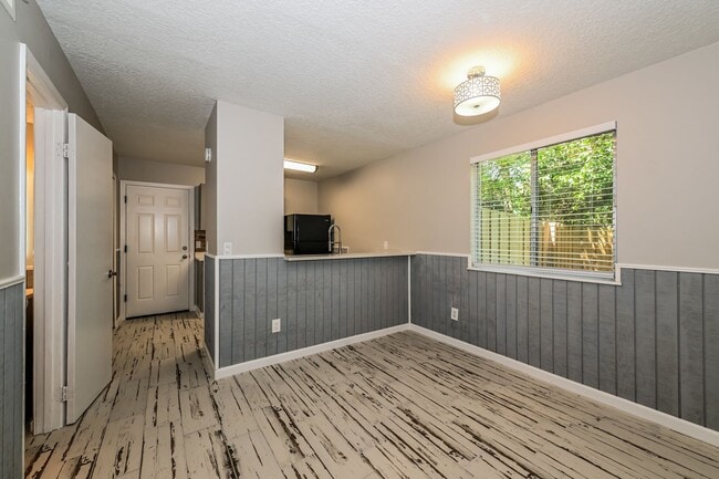 Building Photo - Neptune Beach Townhouse - On Huge Lot in Q...