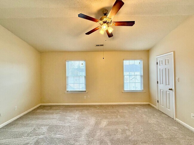 Building Photo - Comfortable 3BD, 2.5BA North Raleigh Townhome with HOA Amenities