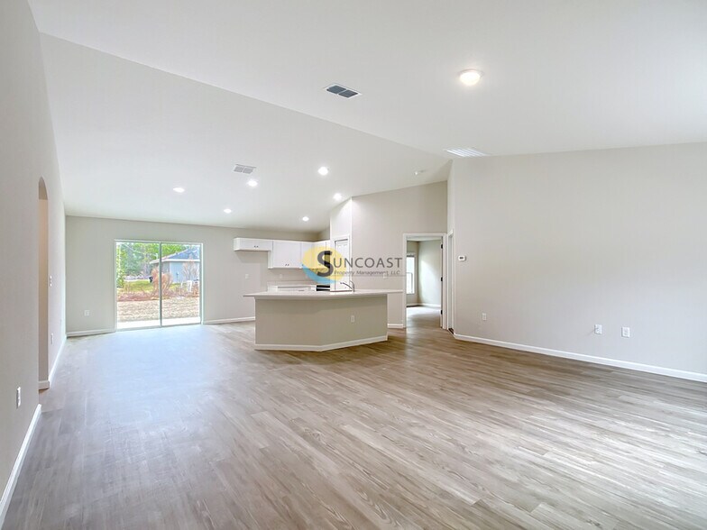 Building Photo - 9 Locust Course Ln