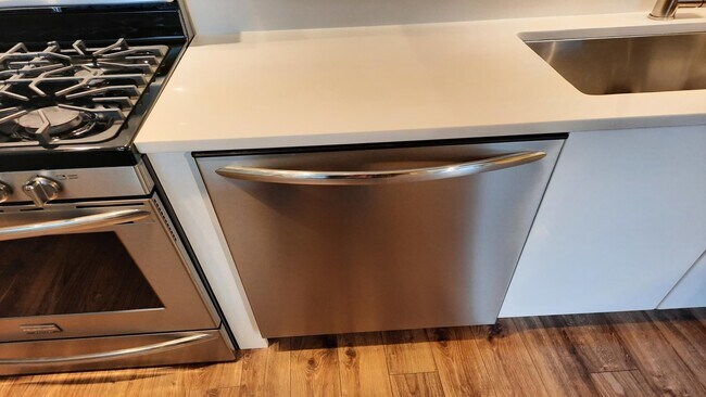 Building Photo - Elevate Your Lifestyle, Stunning 3-Bedroom Loft in Evanston