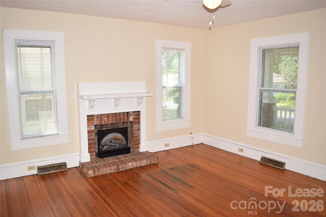 Building Photo - 223 Maple St