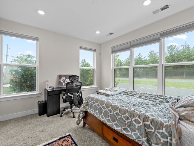 Building Photo - Stylish Townhome in Sought-After Ashburn L...