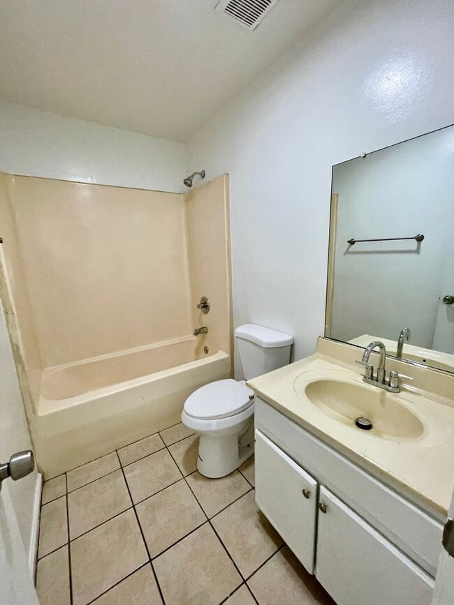 Building Photo - 3 Bedroom / 1 Bath in Apartment in Truman Available Now!