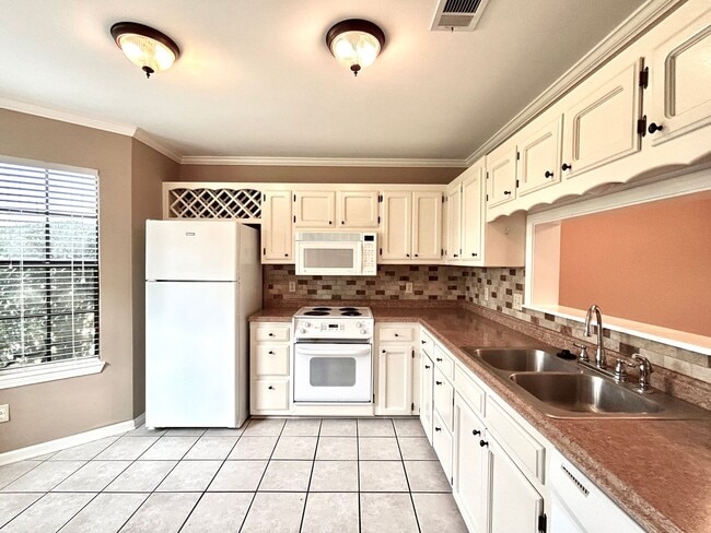 Building Photo - 2 Bedroom Townhouse Located on Siegen Lane...