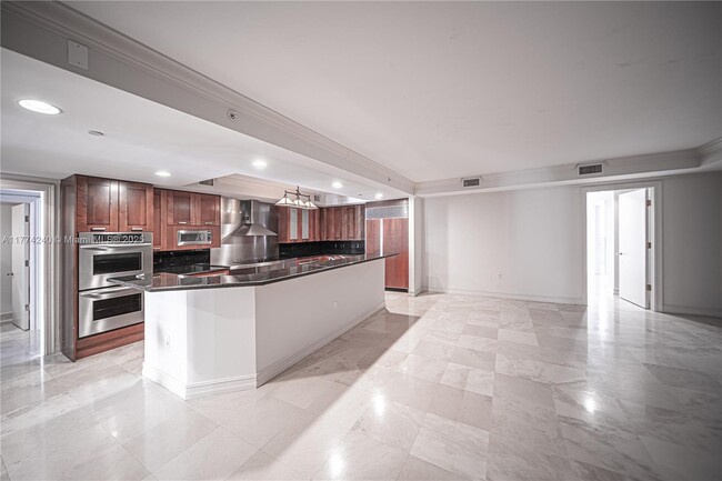 Building Photo - 20201 E Country Club Dr