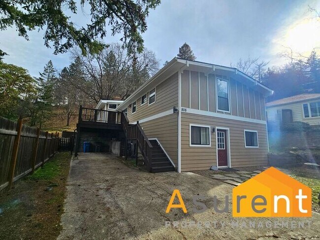 Building Photo - Stunning Home located in the picturesque Ashland