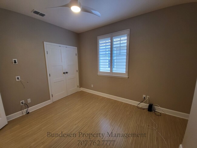 Building Photo - 1727 Southgate Dr