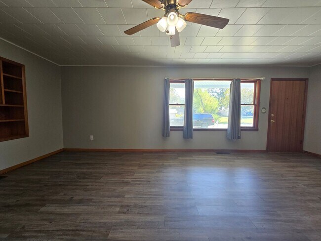 Building Photo - 3 bed 1 bath in Tecumseh!