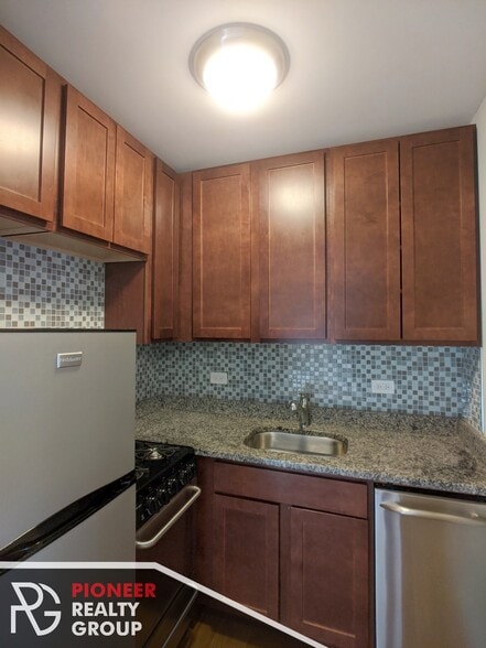 Building Photo - 560 W Arlington Pl