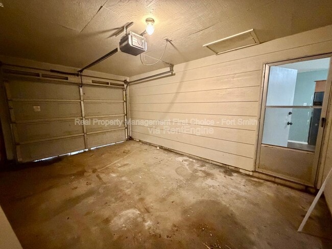 Building Photo - 904 Hillside Dr