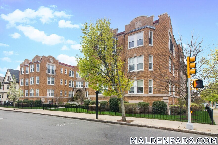 Building Photo - 170 Maple St