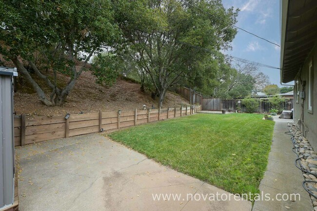 Building Photo - 44 Trish Dr