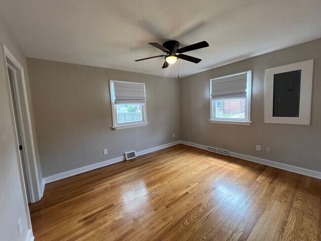 Building Photo - Updated and Spacious ranch in CAMELLIA ACRES