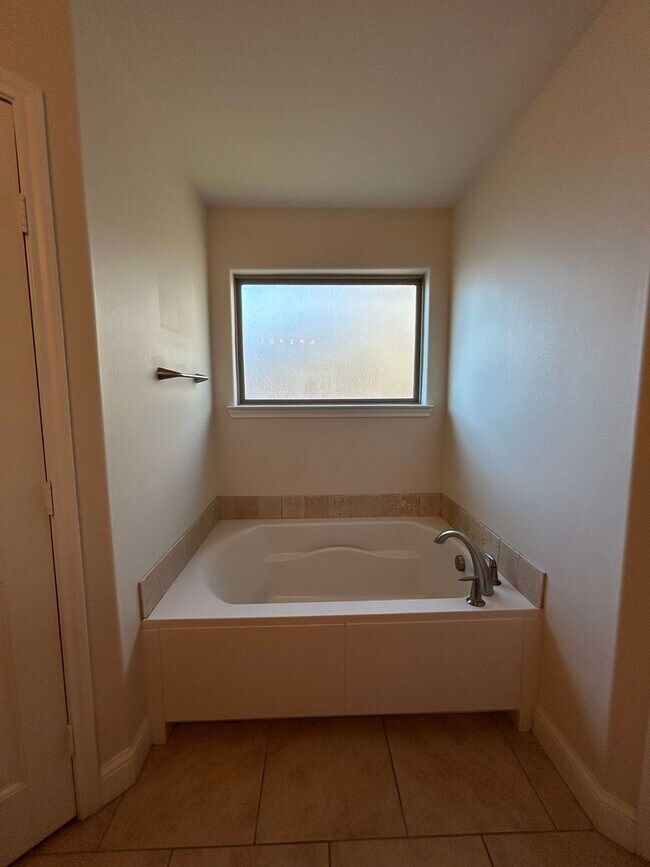 Building Photo - Beautiful 4 Bedroom Home in Northpark!