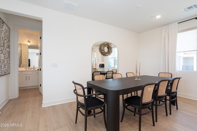 Building Photo - 2121 W Sonoran Desert Dr