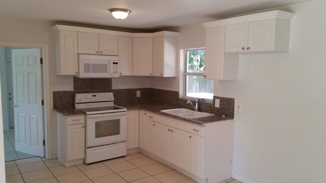 Building Photo - Great Location w/ everything you want! Boat parking