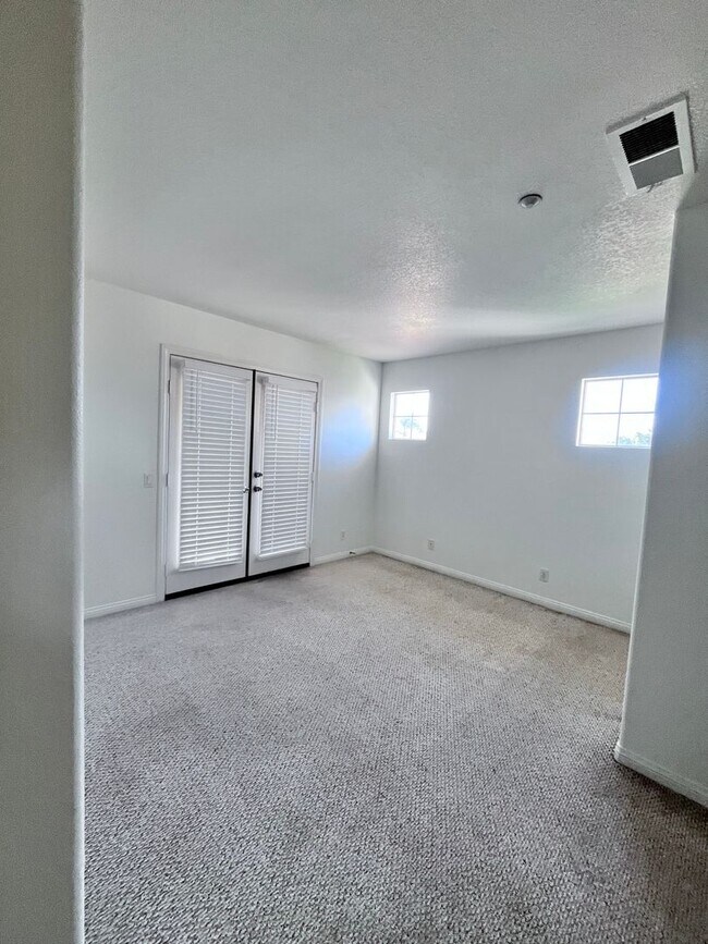 Building Photo - 11811 Columbia Ct