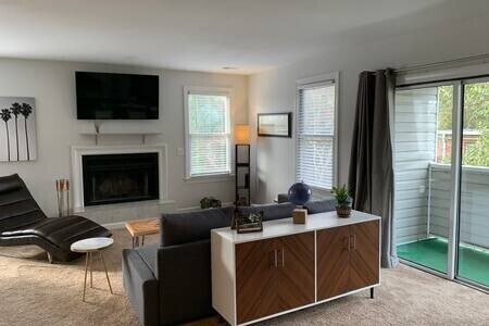 Building Photo - Fully Furnished!