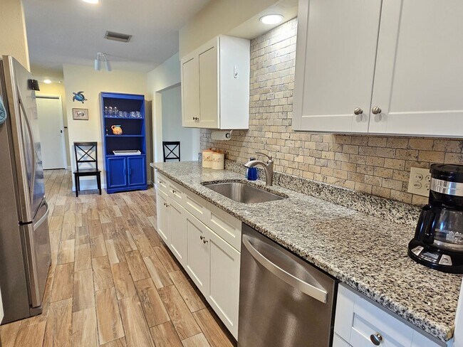 Building Photo - 426 Pineview Dr