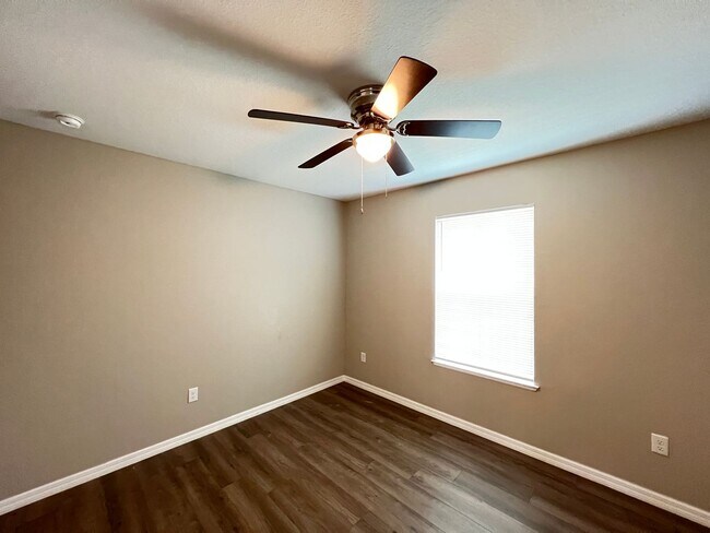 Building Photo - INCREDIBLE 3 Bedroom, 2 Bathroom Home In Ocklawaha!!