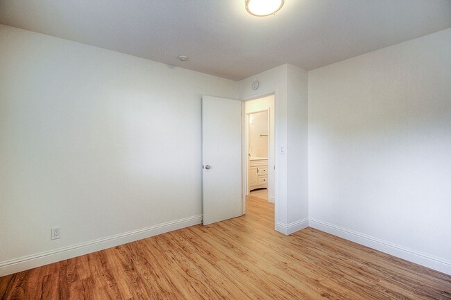 Building Photo - 801 W 9th St