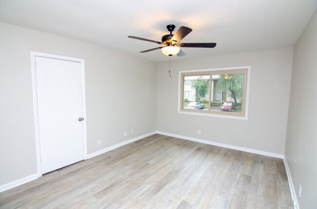 Building Photo - Newly remodeled condo