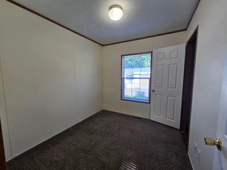 Building Photo - 16 Woodside Ln