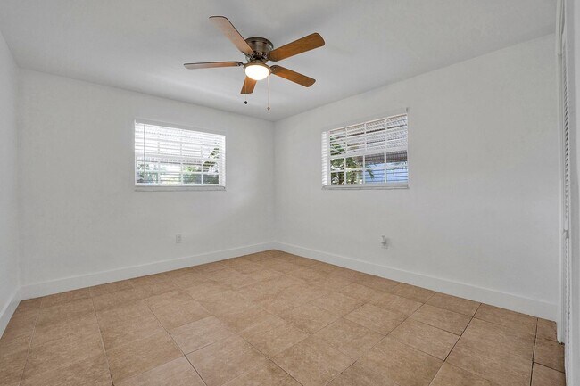 Building Photo - Sunrise Gem: Updated 2-Bed, 2-Bath with Ga...