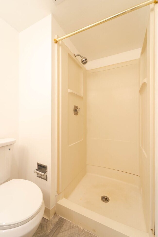 Building Photo - 8370 Greensboro Dr