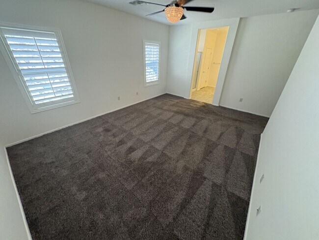 Building Photo - 4 bedroom plus Den 3 car garage with sparkling pool Vail School District