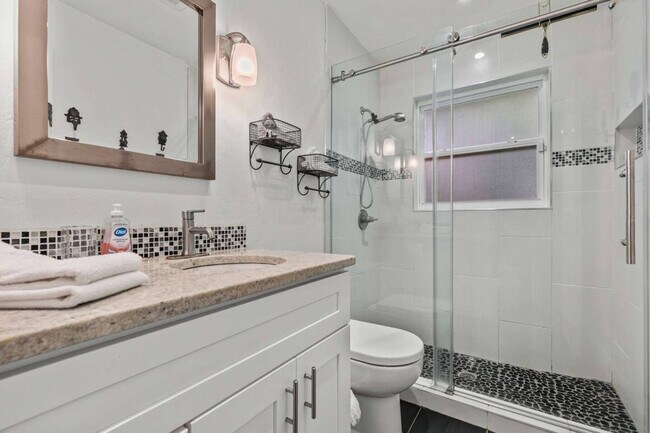 Building Photo - 2821 NW 4th Ln