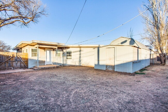 Building Photo - Spacious Three Bedroom Home With Modern Fl...