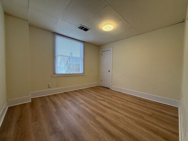 Building Photo - Updated 2 Bedroom apartment