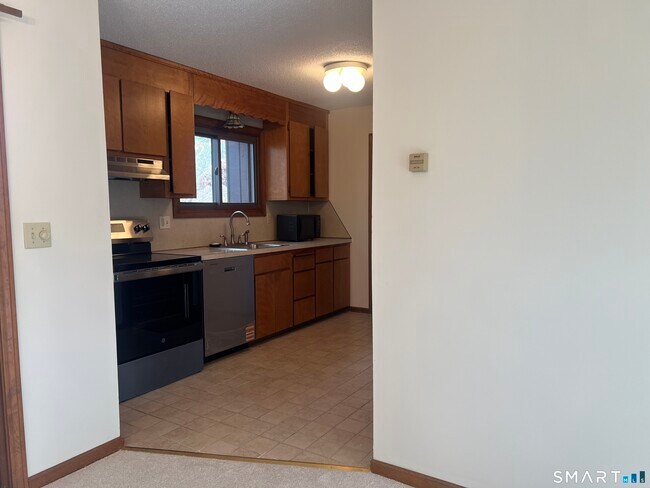 Building Photo - 649 Middle Tpke E