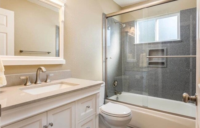 Building Photo - Beautiful 3 Bedroom Home Located in the City of Pittsburg.