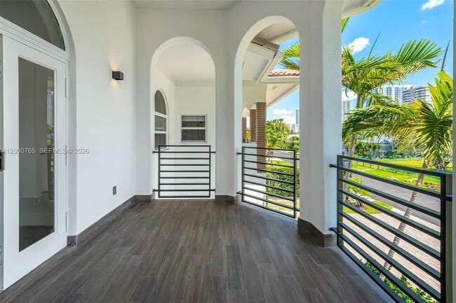 Building Photo - 552 Palm Dr