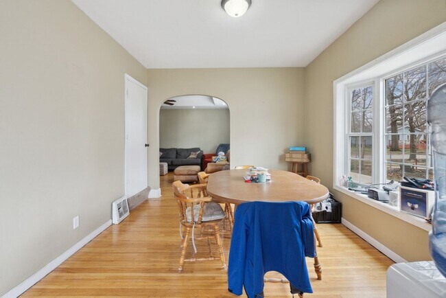 Building Photo - 503 Iowa St