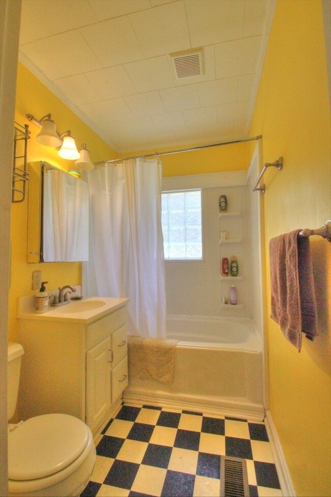 Building Photo - Charming Two Bedroom Home – Walk to Downtown Carrboro + Chapel Hill!