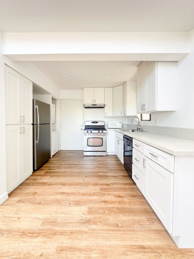 Building Photo - Stunning Light-Flooded Architectural 1BR L...