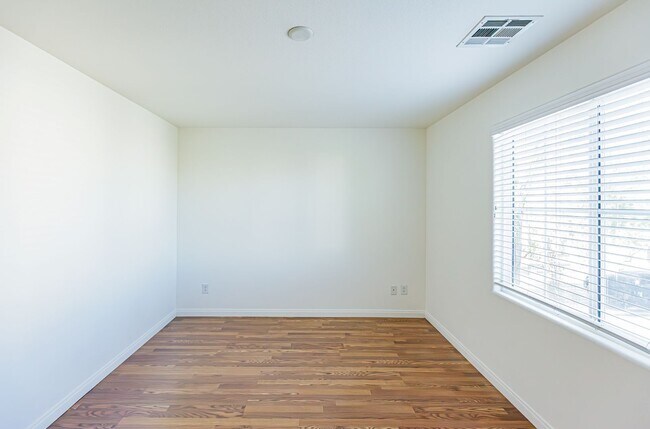 Building Photo - Beautiful 2 story Home