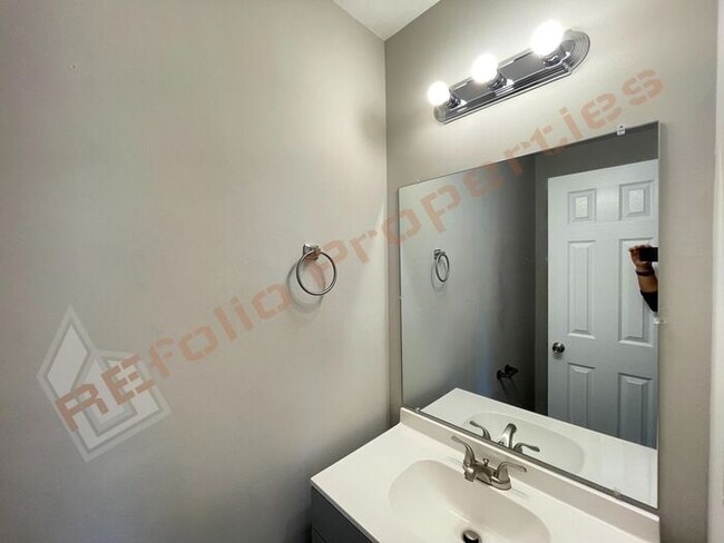 Building Photo - Carpetless 2 BD 2.5 Bath 2 Story Quadplex ...
