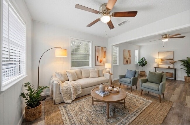 Building Photo - 9481 Lake Forest Cir