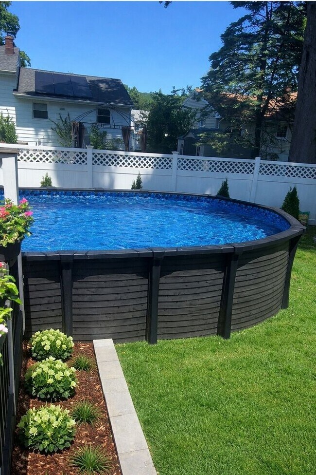 Building Photo - 724 Anna Pl