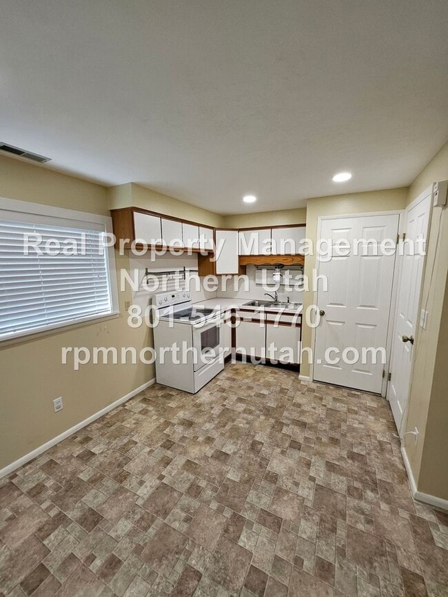 Building Photo - Stunning 5 Bedroom Home in Kaysville Now A...