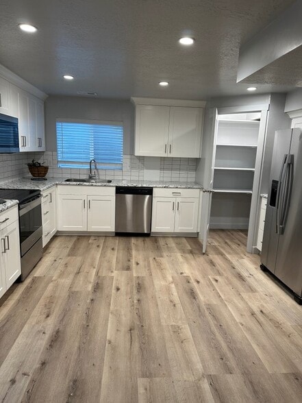 Building Photo - 306 W Royal Land Dr